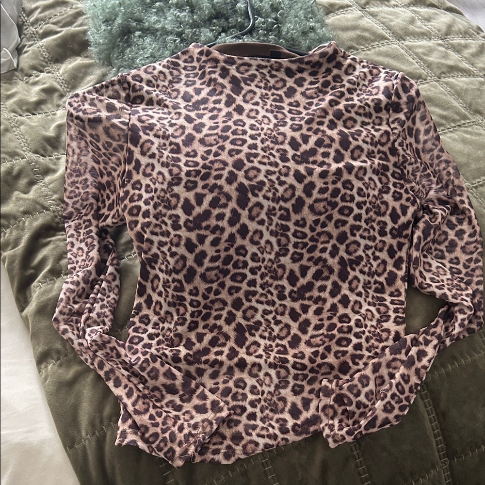 Chic Leopard Print Long Sleeve Top